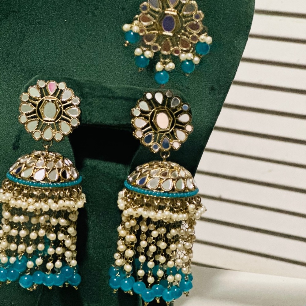 Earings with tikka
